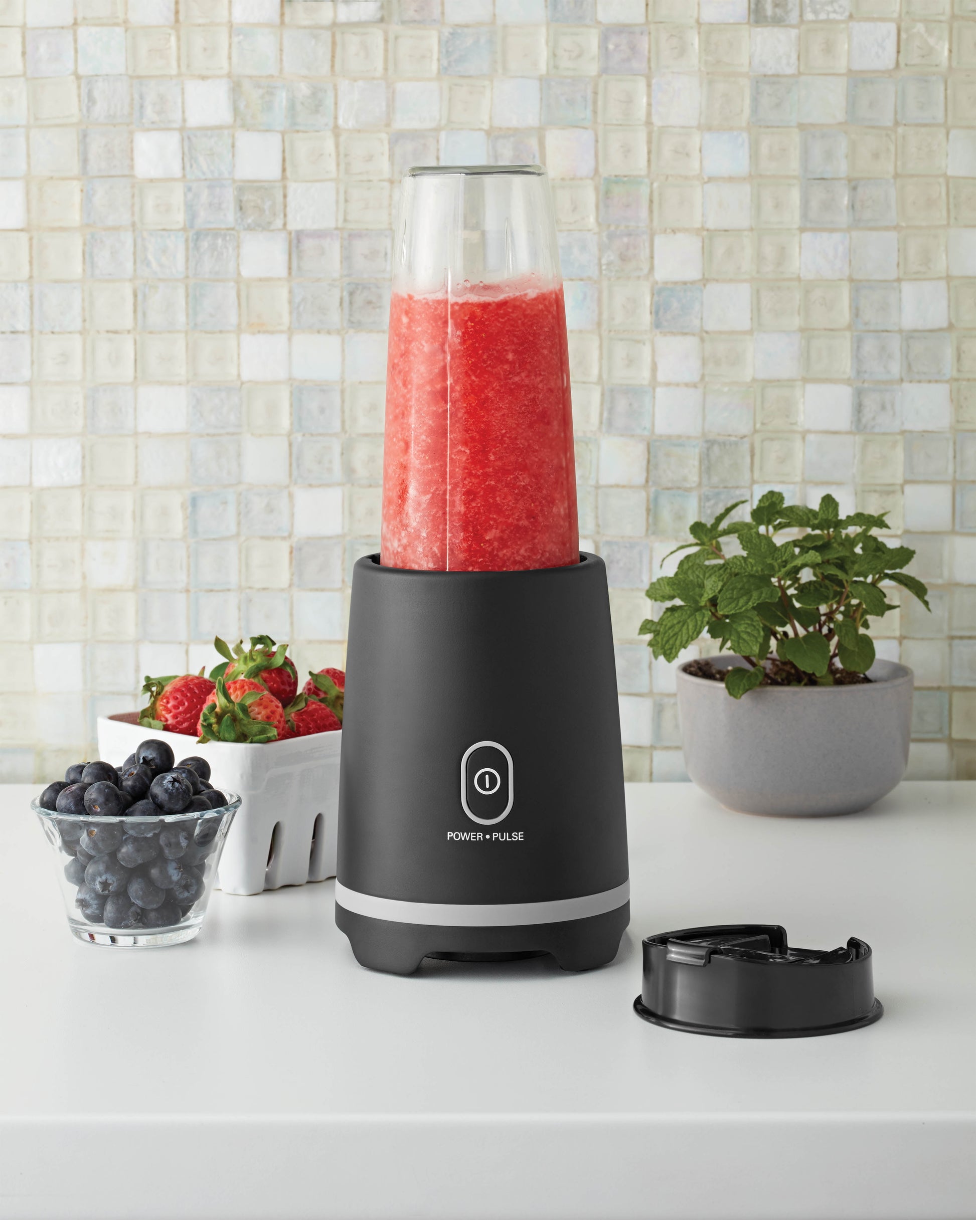16 Oz Black Single-Serve Blender with Travel Lid - Perfect for On-the-Go Smoothies!