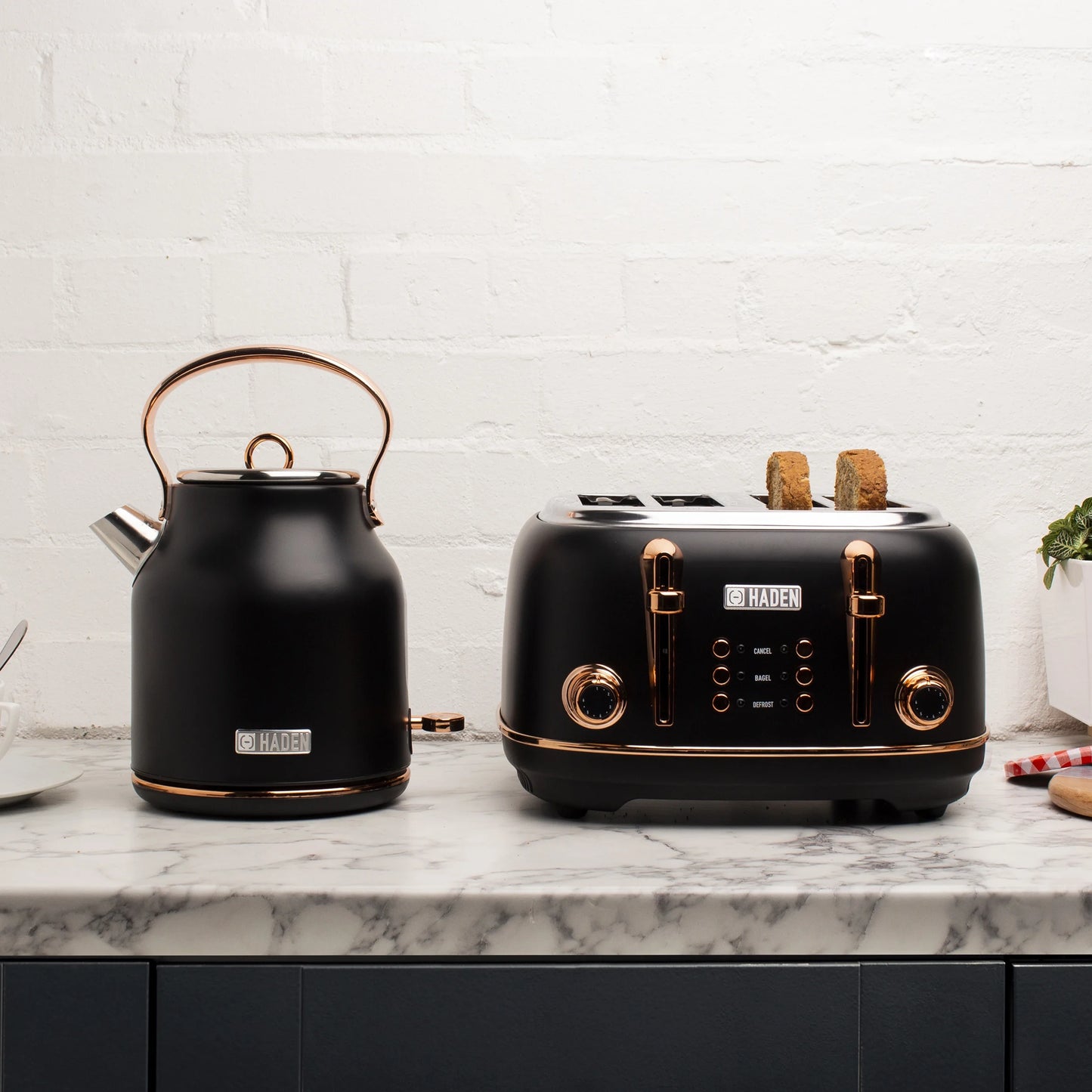 Heritage 4-Slice Wide Slot Toaster in Stylish Black and Copper Finish - Model 75042