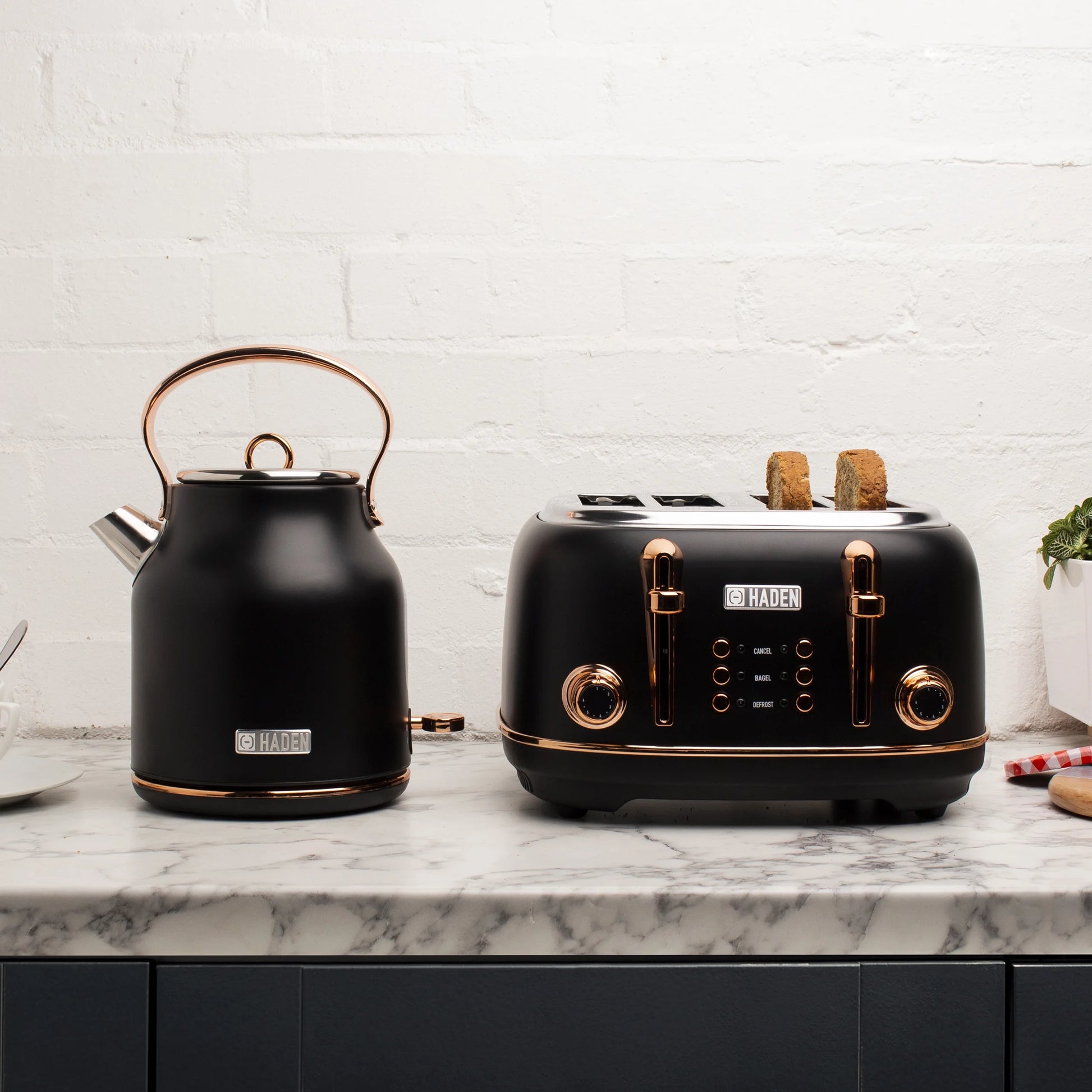 Heritage 4-Slice Wide Slot Toaster in Stylish Black and Copper Finish - Model 75042